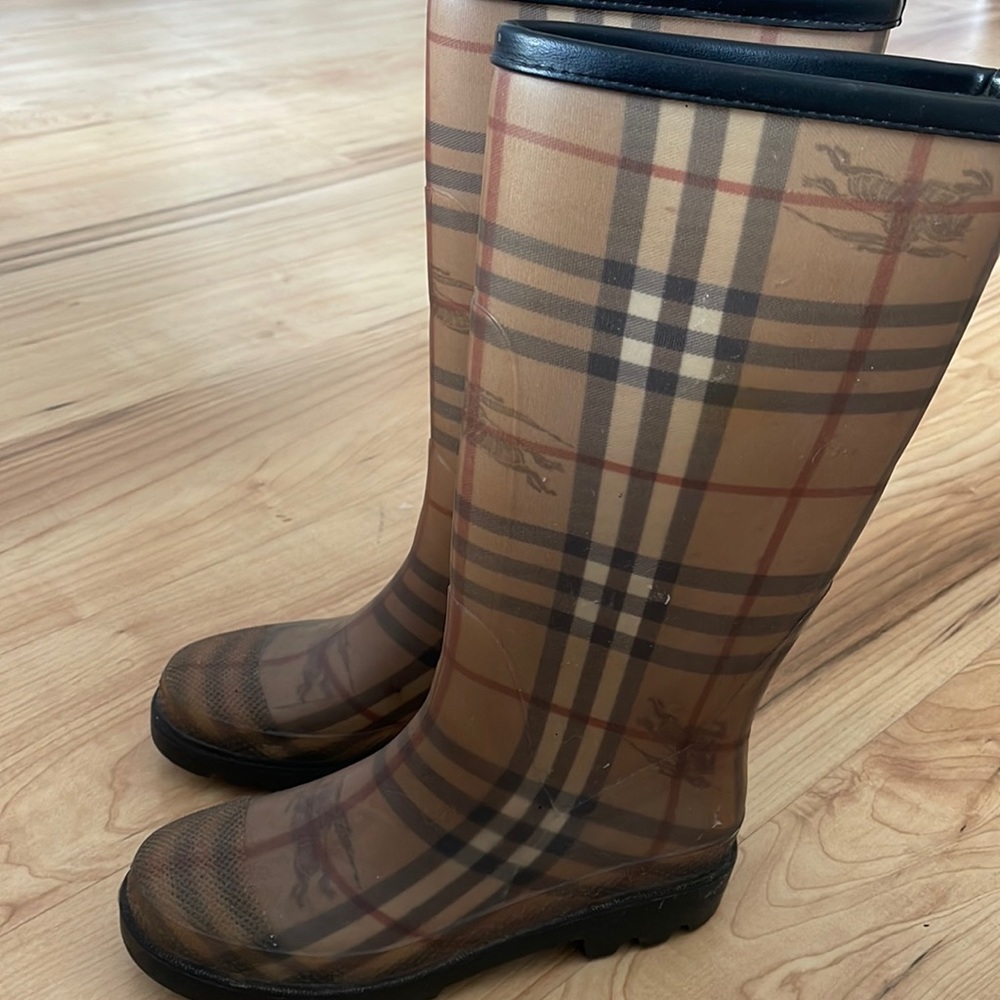 Burberry boots! Size 36 or size 3 1/2. Very good condition!!